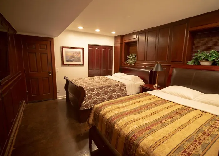 Inspiring Grotto Sleeps 10-20 Free Tv & Parking Chicago