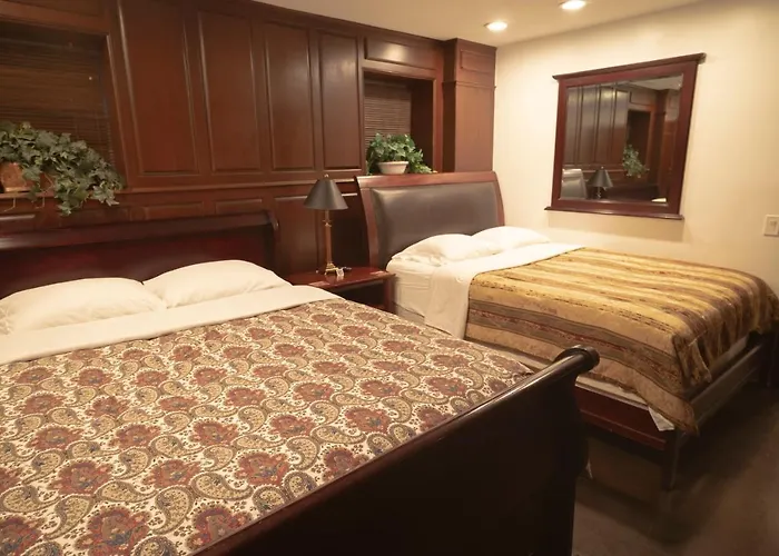Inspiring Grotto Sleeps 10-20 Free Tv & Parking *