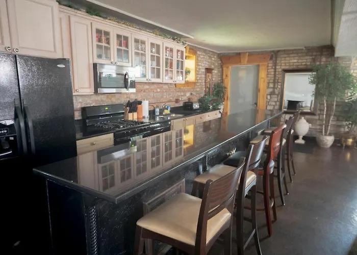 Inspiring Grotto Sleeps 10-20 Free Tv & Parking * Chicago