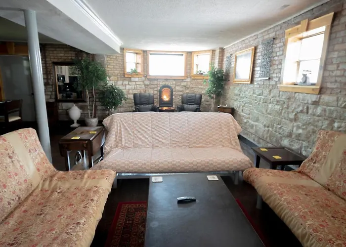 Inspiring Grotto Sleeps 10-20 Free Tv & Parking