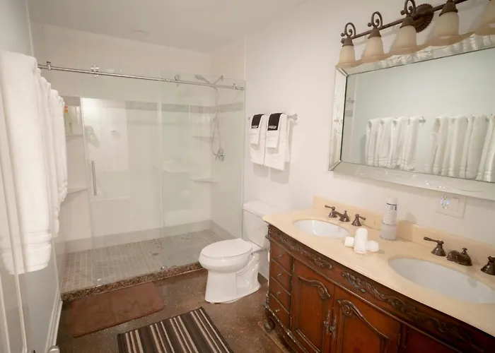 Inspiring Grotto Sleeps 10-20 Free Tv & Parking Appartement Chicago