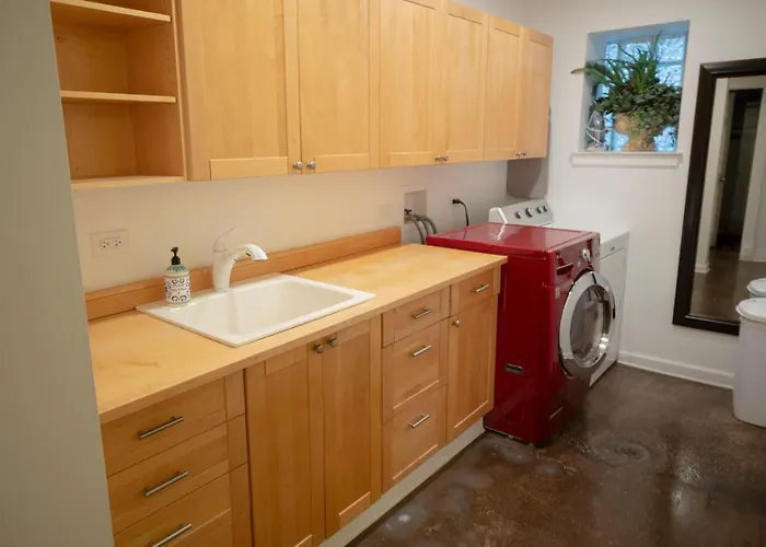 Inspiring Grotto Sleeps 10-20 Free Tv & Parking Chicago