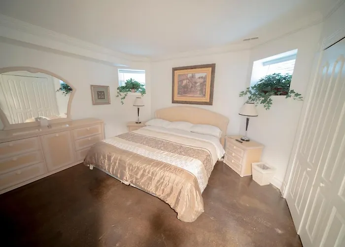 Inspiring Grotto Sleeps 10-20 Free Tv & Parking * Chicago