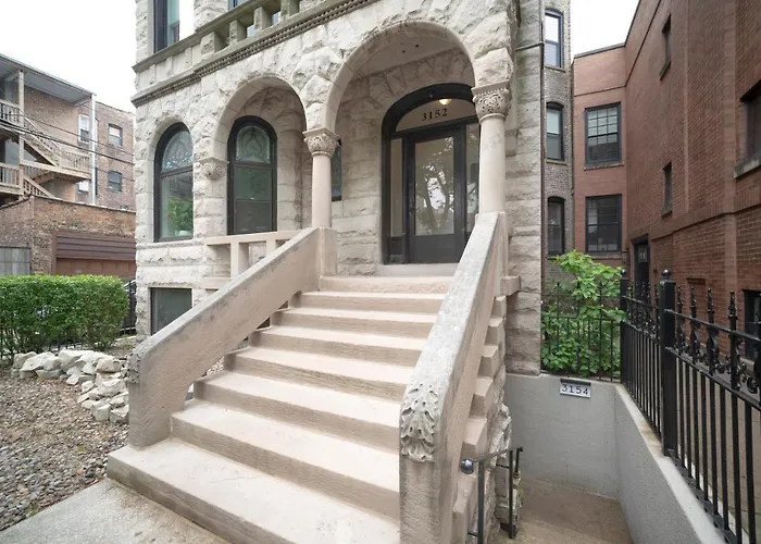 Inspiring Grotto Sleeps 10-20 Free Tv & Parking * Chicago